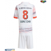 Otroški Nogometni dresi Bayern Munich Leon Goretzka #8 Gostujoči 2025-26 Kratek Rokav (+ Kratke hlače)